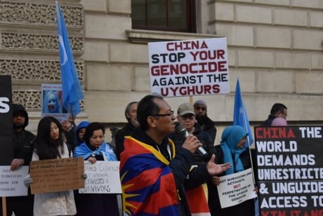 西藏團體與維吾爾團體一同抗議新疆中共官員訪問英國