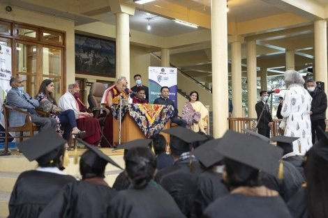 達賴喇嘛向印度學生發表講話，強調內心寧靜之重要性