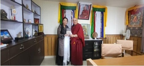 藏人行政中央安全部部長嘉日卓瑪會見前政治犯果洛晉美嘉措