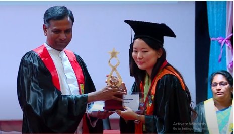流亡藏人學生曲培拉珍以優異成績獲得印度一大學表彰