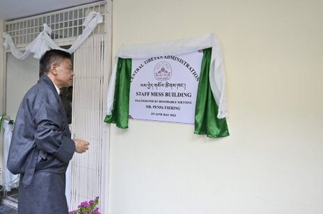 司政邊巴次仁為新落成的藏人行政中央職工食堂揭幕