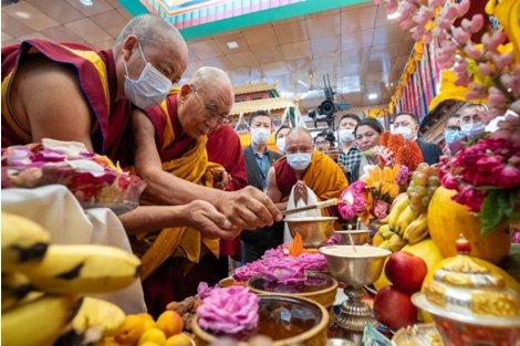 CTA-拉達克僧俗民眾向達賴喇嘛尊者供奉長壽儀軌