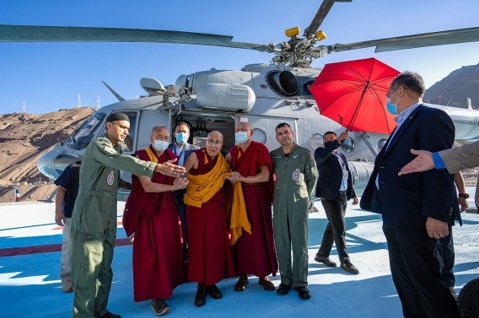 VOT-達賴喇嘛抵達拉達克夏母卡爾孜地區，受到當地官員與民眾隆重迎接