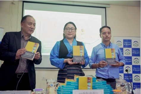 CTA-外交與新聞部部長諾增卓瑪為《藏傳佛教轉世傳統論文集》新書進行揭幕