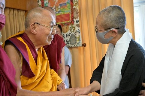 RFA-達賴喇嘛會見諾貝爾和平獎得主劉曉波的遺孀劉霞