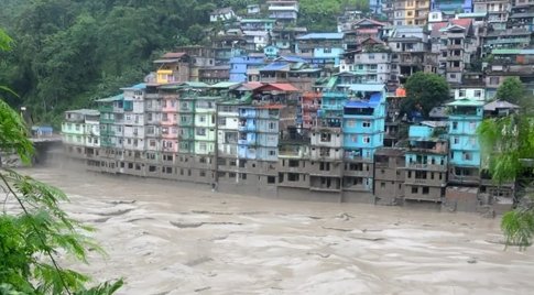 VOT-流亡藏人參與印度錫金邦山洪救災活動，第十七世噶瑪巴向災區捐款