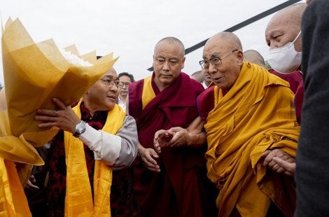 VOT-達賴喇嘛順利抵達甘托克後受到錫金邦首席部長迎接