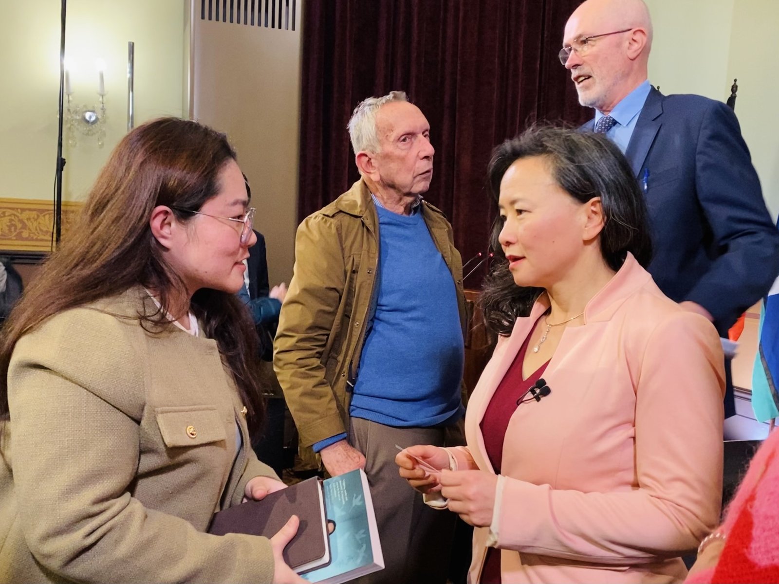 驻澳洲华人联络官出席曾被中国国安羁押华裔记者成蕾新书发布会