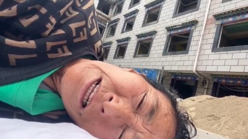 西藏政治犯多吉扎西的姐姐受中国警方虐待跳楼重伤