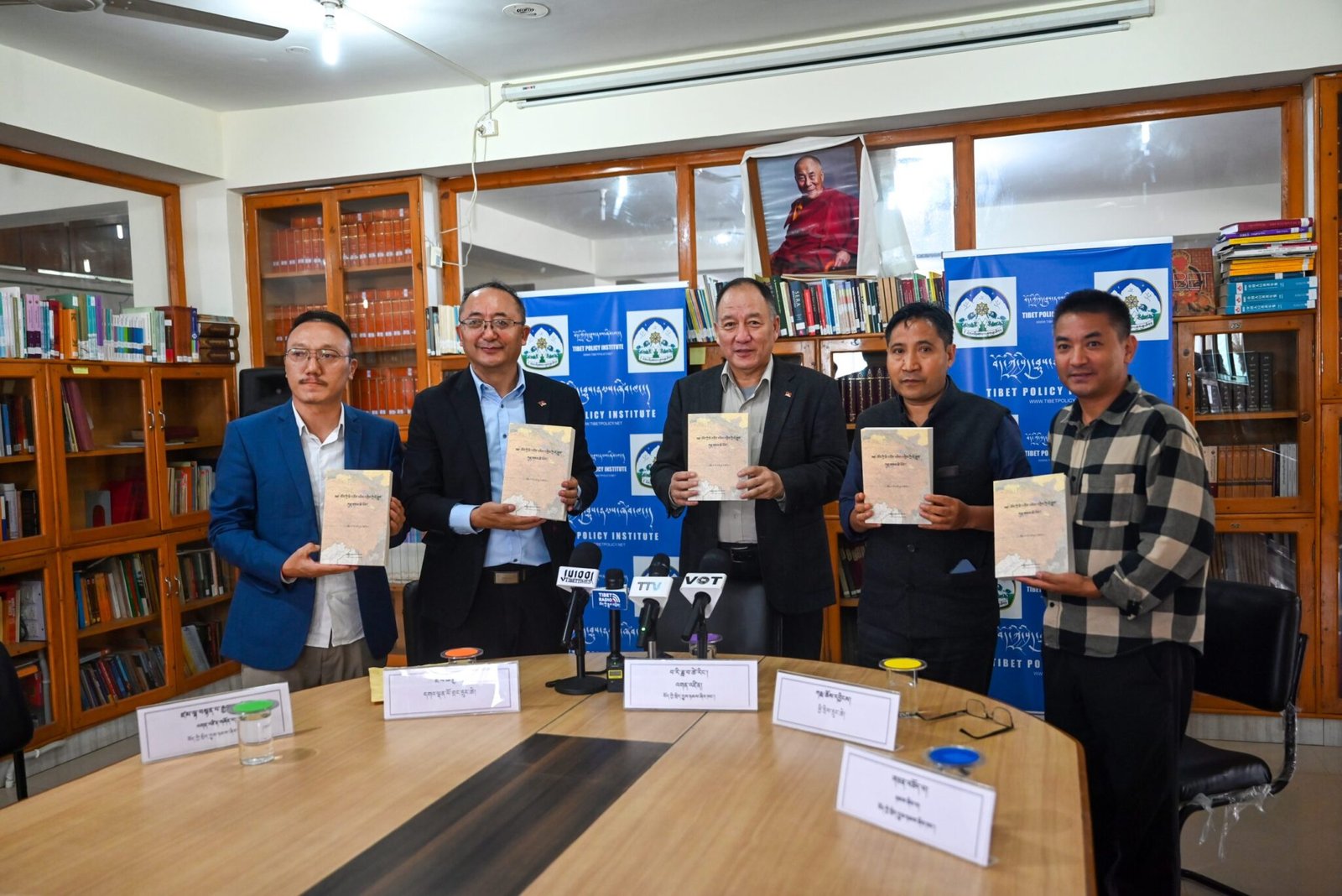 西藏政策研究中心發表題為《西藏人口成長與衰減史》藏文新書