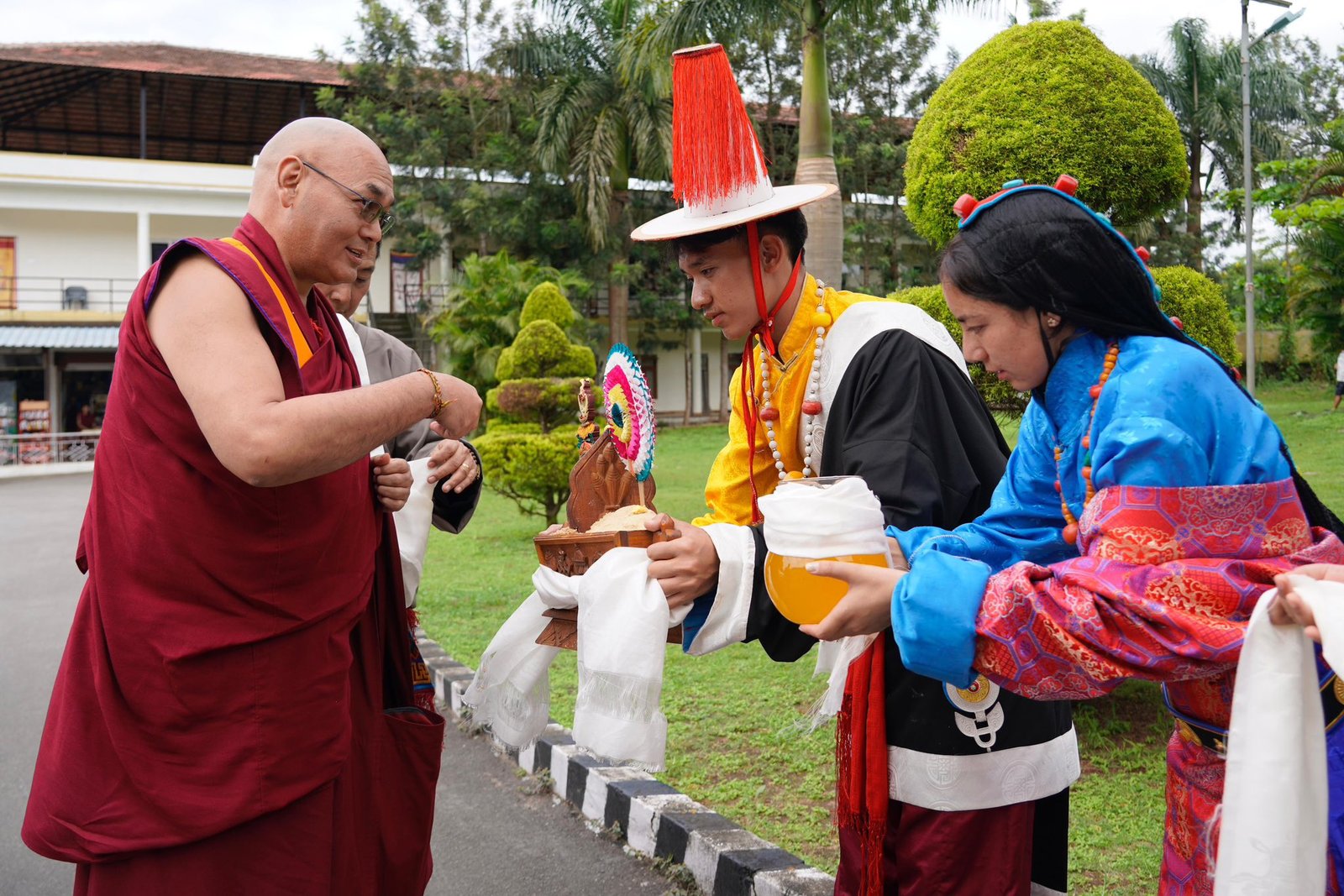 議長堪布索朗丹培抵達印南色拉傑寺