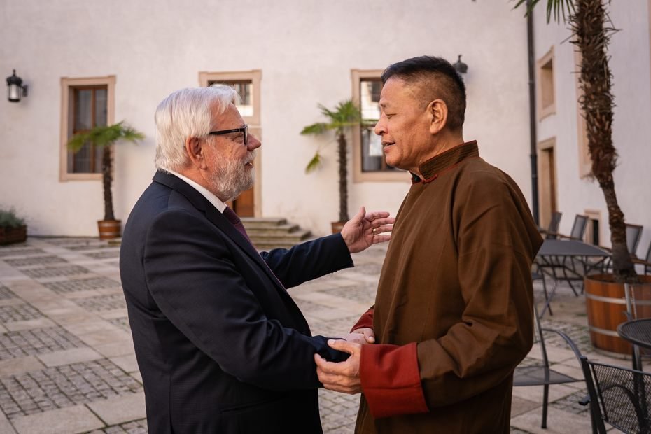 司政邊巴次仁會見捷克參議員伊日·奧伯法爾澤等政要