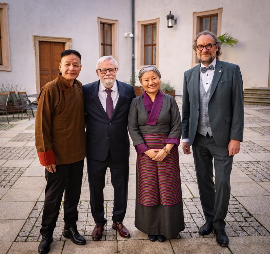 司政邊巴次仁會見捷克參議員伊日·奧伯法爾澤等政要