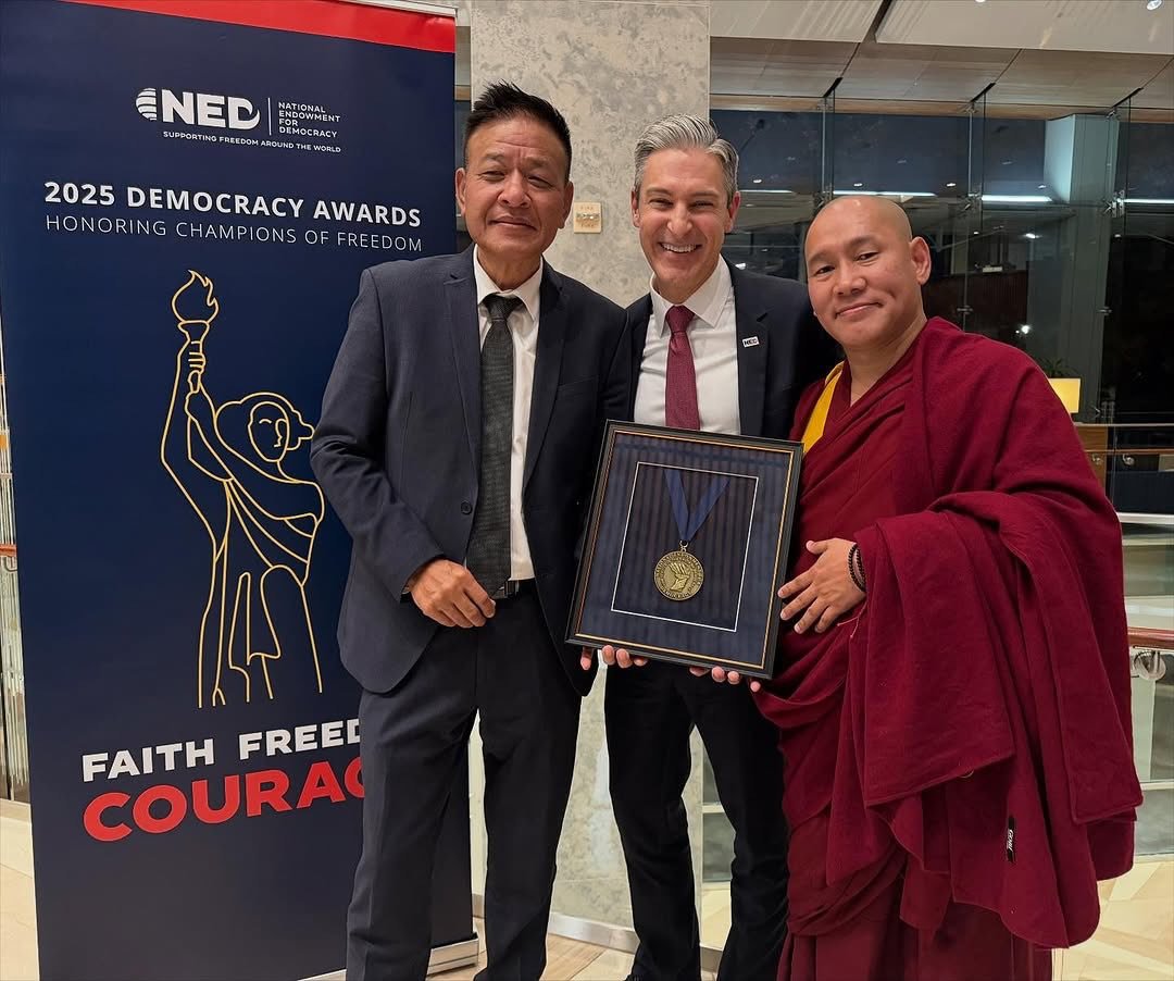 美國國家民主基金會向第十一世班禪喇嘛根敦確吉尼瑪頒發 2025 年度民主服務獎章