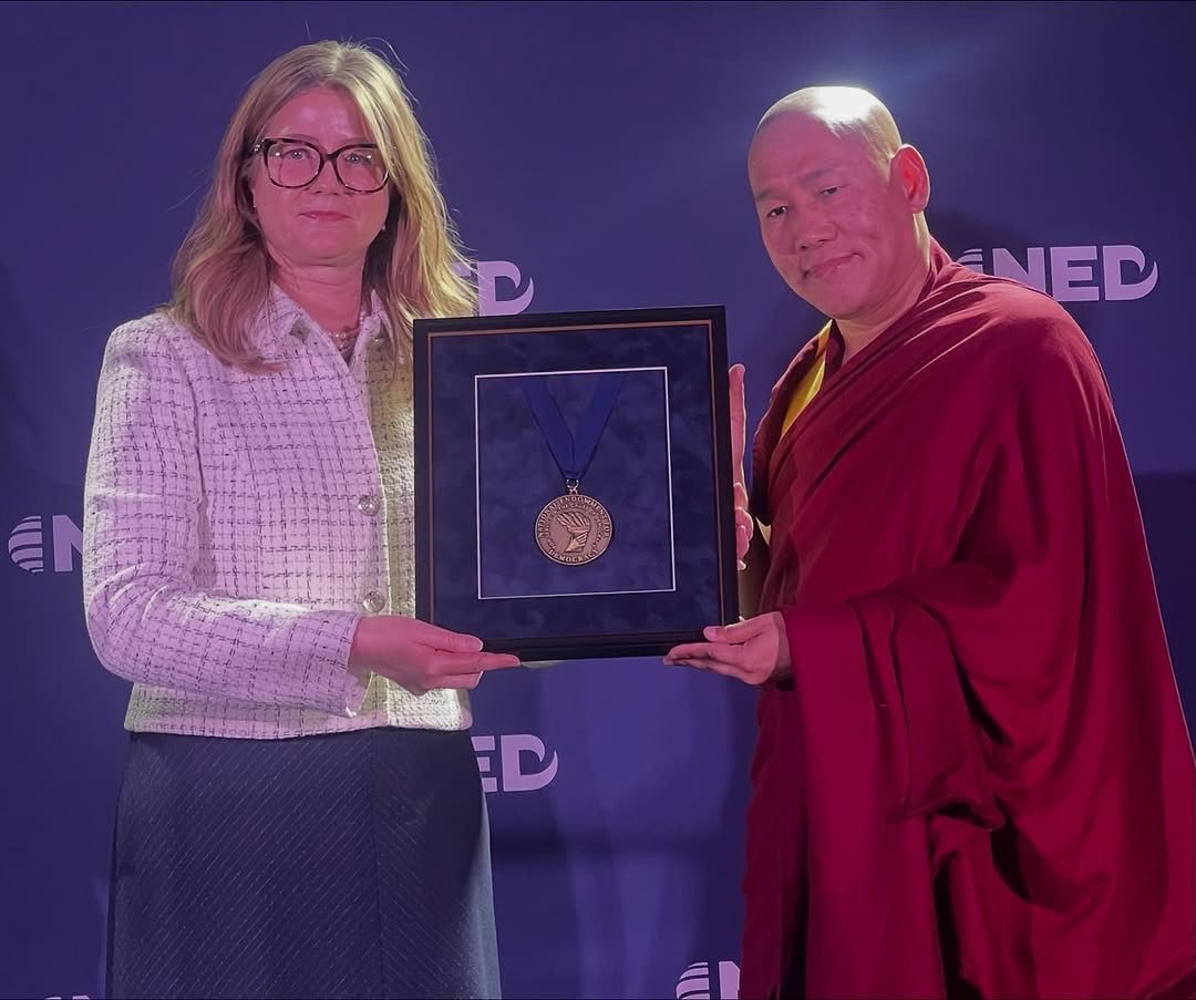 美國國家民主基金會向第十一世班禪喇嘛根敦確吉尼瑪頒發 2025 年度民主服務獎章